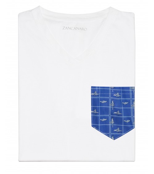 Franela blanca con bolsillo estampado de cuerdas azul marino