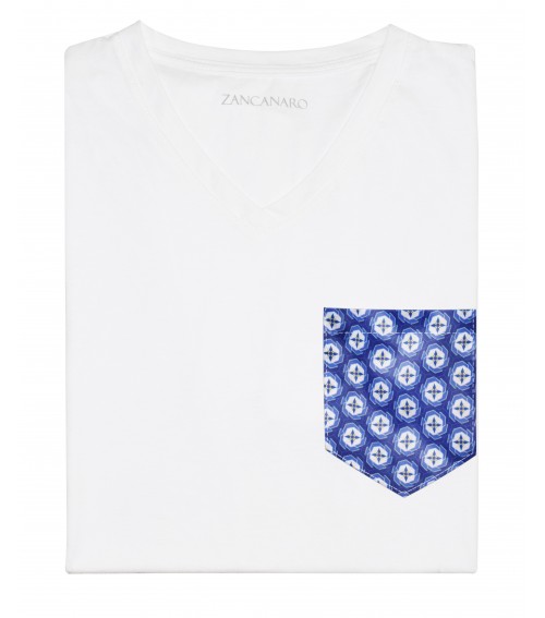 Franela blanca con bolsillo estampado mosaico azul
